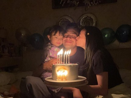 Asmirandah Beri Kejutan Haru saat Ultah Jonas Rivano, Chloe Sampai Menahan Kantuk