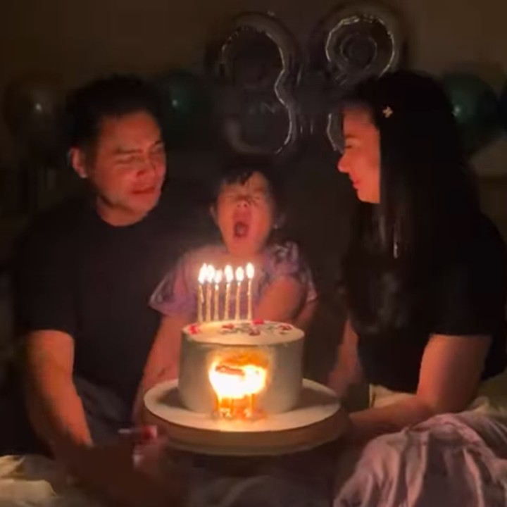 <p>Pada unggahan ini, Asmirandah menyebut bahwa sang putri tidak sabar untuk merayakan ulang tahun sang Ayah. Bahkan, Chloe rela menahan kantuknya untuk meniup lilin bareng sang Ayah. (Foto: Instagram: @asmirandah89)</p>
