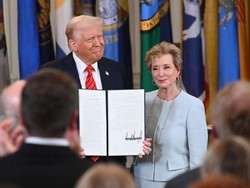Trump Kenakan Tarif Impor Barang Masuk AS 10%, China-Uni Eropa Kena Lebih Tinggi