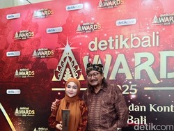 Momen Babe Pranoto Rangkul Istri Tercinta Saat Terima Penghargaan