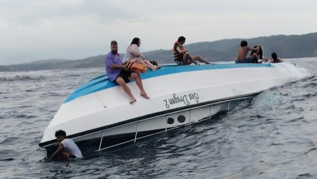 Kapal atau boat bernama Sea Dragon 2 terbalik di Perairan Kelingking Point, di Kecamatan Nusa Penida, pada Jumat (21/3).