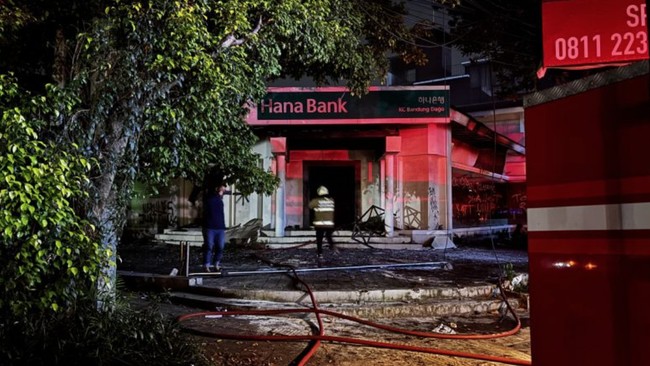 Kebakaran melanda bank swasta, Hana Bank, di Jalan Ir H Juanda atau Jalan Dago Nomor 54, Kota Bandung pada Jumat (21/3) tengah malam.