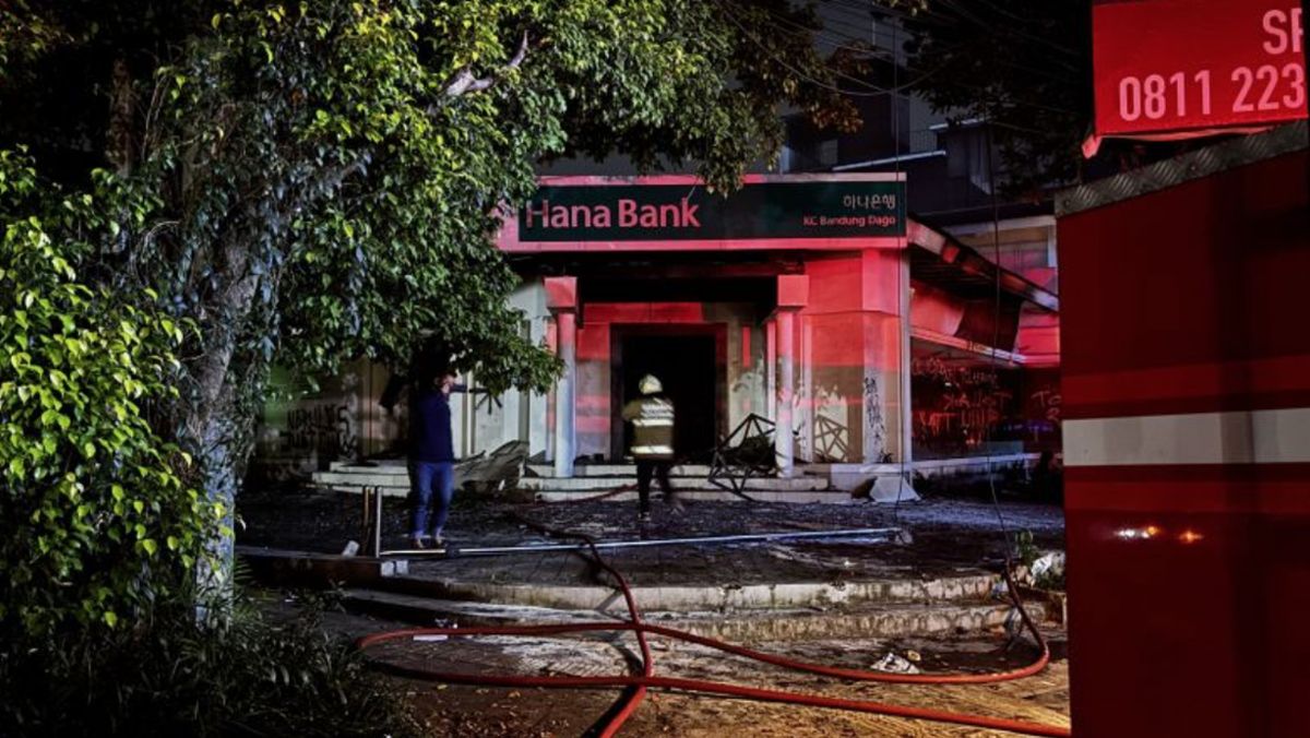 Bangunan Hana Bank Bandung Kebakaran, Diduga Bermula dari Perusakan