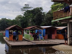 Perahu Rakit Danau Lido, Dulunya Transportasi Kini Jadi Wisata