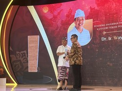 Koster Raih Penghargaan Tokoh Pelindung Budaya Bali detikBali Awards 2025
