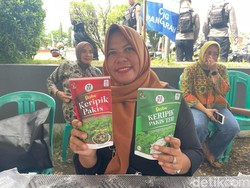 Perjuangan Jumarsih Sulap Keripik Pakis Jadi Oleh-oleh Khas Pangandaran