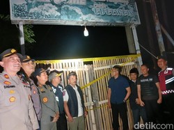 Langgar Aturan, Kafe Plus Karaoke di Pasuruan Disegel Petugas