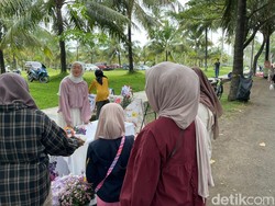Cerita Novitasari, Berhenti Kerja Pilih Jualan Bunga di Pangandaran