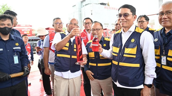 Selain memantau kelancaran distribusi, Pertamina dan Kementerain ESDM juga mengecek terhadap kualitas BBM guna memastikan standar tetap terjaga.