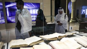 FOTO: Salinan Al-Qur'an Bersejarah di Museum Holy Qur'an Mekah