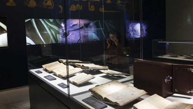 FOTO: Salinan Al-Qur'an Bersejarah di Museum Holy Qur'an Mekah