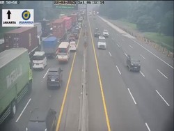 Kecelakaan Truk dengan Truk di Tol Karawang, Lalin Arah Jakarta Padat