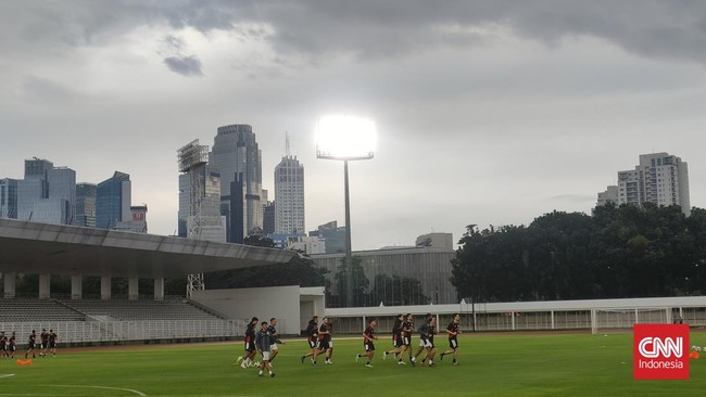 Dalam latihan Sabtu (22/3) sore tersebut, tiga pemain tak tampak batang hidungnya di lapangan. Tiga pemain tersebut Sandy Walsh, Ole Romeny, dan Mees Hilgers.