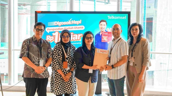 Telkomsel mengumumkan 10 pemenang Grand Prize THR Lebaran program Digosok Hepi dengan total hadiah Rp1 miliar di Telkomsel Smart Office, Jakarta, Kamis (20/3).