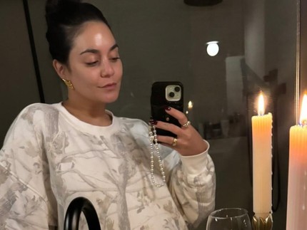 Kakinya Membesar Permanen Pasca Melahirkan, Vanessa Hudgens Lelang Semua Sepatunya