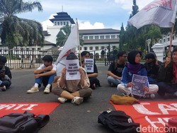 Mahasiswa Bandung Terus Suarakan Tolak UU TNI