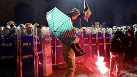 FOTO: Gelombang Demo Protes Penangkapan Wali Kota Istanbul Meluas
