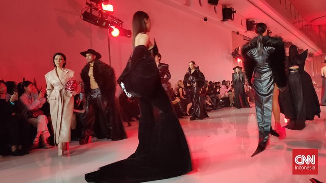 Desainer Harry Halim meluncurkan koleksi 'Finality' untuk Autumn/Winter 2025, terinspirasi dari rasa sakit dan kondisi ayahnya.