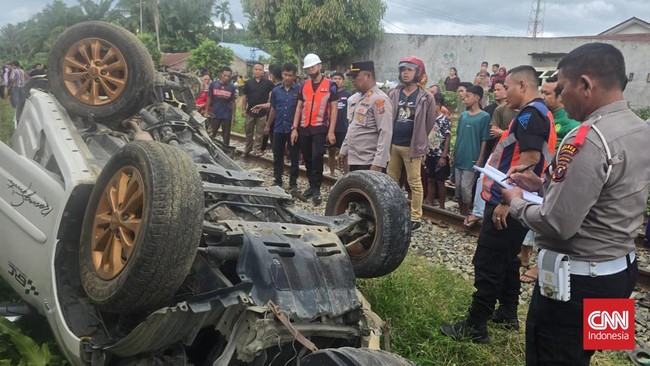 Sebuah kereta api Sri Bilah KA U52 menabrak minbus Daihatsu Terios di perlintasan tanpa palang di Dusun VI Desa Sei Alim Hasak, Sei Dadap, Asahan, Sumatra Utara