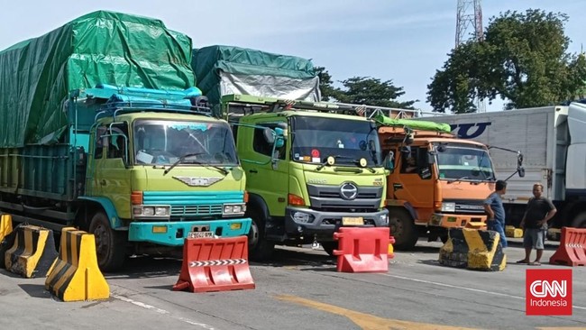 Kerusakan jembatan bergerak di Pelabuhan Merak akibat tabrakan KMP Port Link III menyebabkan kendaraan roda empat harus antre lama untuk masuk kapal.
