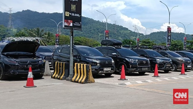 Pelabuhan Merak mulai dipadati pemudik mobil hari ini, Minggu (23/3). Mereka mengeluh antrean panjang hingga lima jam tanpa informasi dari ASDP.