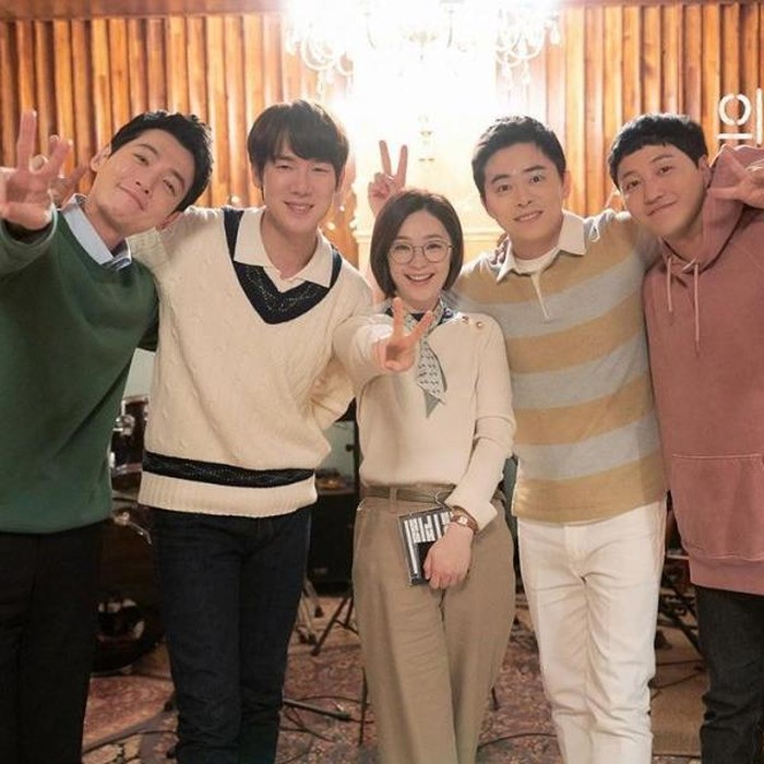 Potret aktor utama dalam drakor Hospital Playlist/Foto: mydramalist.com