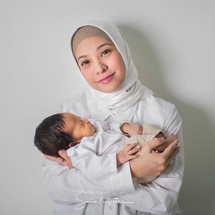 <p>Artis sekaligus politisi, Rachel Maryam, juga pernah mengalami perdarahan hebat usai melahirkan anak keduanya pada 2020. Menurut keterangan sahabat, Rachel sampai harus mendapatkan donor darah dari PMI untuk mengatasi perdarahan yang dialaminya. Setelah menjalani perawatan, Rachel bisa kembali berkumpul bersama keluarganya. (Foto: Instagram @rachelmaryams/ @@rittarrajagukguk)</p>