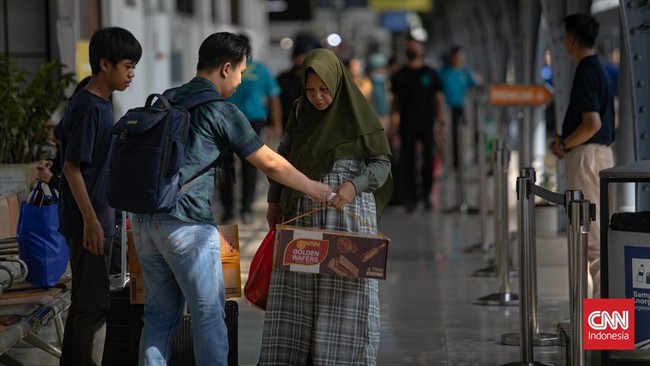 Pedagang di Stasiun Kiaracondong Bandung mengeluhkan penurunan omzet saat Lebaran 2025, meski jumlah penumpang kereta meningkat. Stabilitas harga diharapkan.