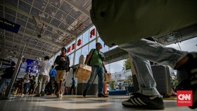 FOTO: Stasiun Pasar Senen Jakarta Mulai Padat Pemudik
