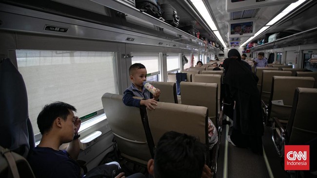FOTO: Stasiun Pasar Senen Jakarta Mulai Padat Pemudik