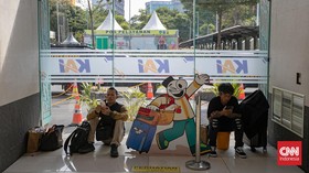Stasiun Pasar Senen, Jakarta, mulai dipadati penumpang kereta api (KA) pada Minggu (23/3/2025). (CNN Indonesia/Adi Maulana Ibrahim)