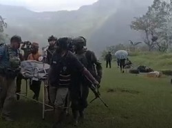Video: Momen TNI-Polri Evakuasi Korban Serangan KKB di Distrik Anggruk