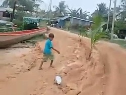 Warga Binalatung Protes Jalan Rusak, Tanam Kelapa di Tengah Jalan