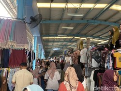 Jelang Lebaran, Warga Mulai Padati Pasar Tanah Abang