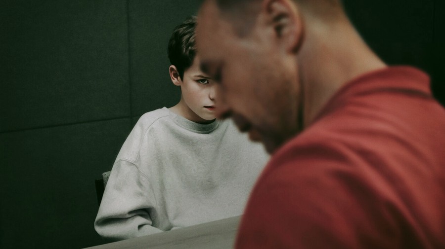 Cuplikan adegan dalam serial Adolescence di Netflix&period;