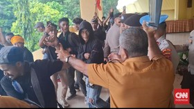 Demo Tolak UU TNI di Kupang Diwarnai ASN DPRD NTT Pukuli Demonstran