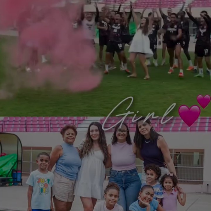 <p><em>Gender reveal</em> ini dilangsungkan di dalam stadion sepak bola, Bunda. Acara dihadiri oleh keluarga dan tim sepak bola suaminya Christian Rontini. Saat ini, suami Amanda diketahui tengah memperkuat klub sepak bola dari Thailand, Nongbua Pitchaya FC. (Foto: Instagram @gonzalezamanda10)</p>