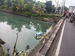 Diseruduk Truk, Ambulans Jenazah Terjun ke Sungai di Jalan Denpasar-Gilimanuk