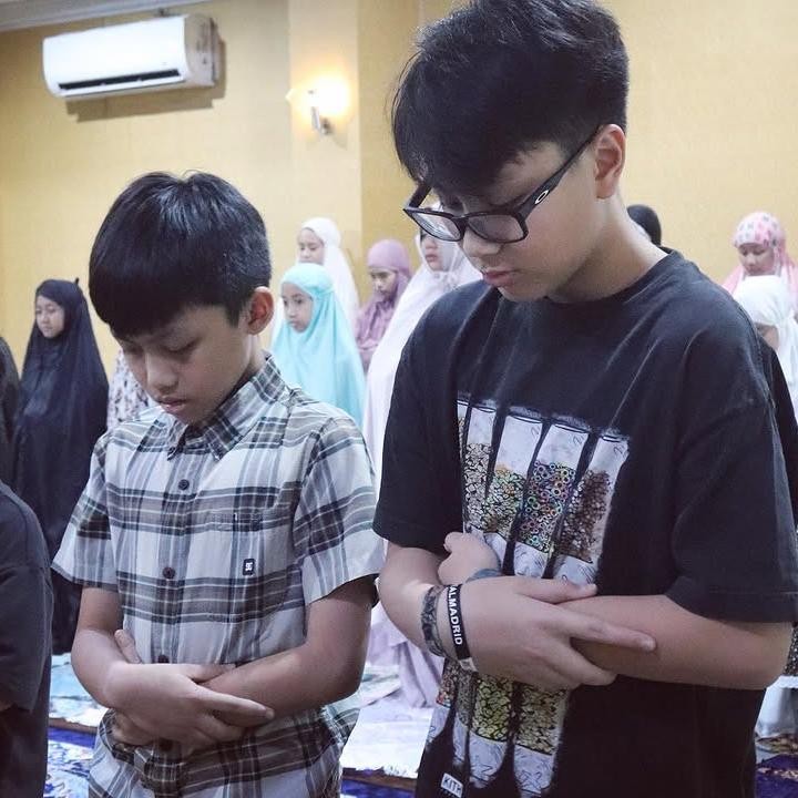 <p>Selain menjalankan ibadah bersama, putra bungsu Sabria juga melakukan banyak kegiatan selama pesantren kilat. Beberapa di antaranya adalah membuat kaligrafi, bagi-bagi takjil ke warga, dan mengikuti<em> sharing session</em>. Sabria tampak begitu bahagia karena Kale bisa ikut mengisi waktunya dengan kegiatan positif selama bulan Ramadhan. (Foto: Instagram @sabriakono)</p>