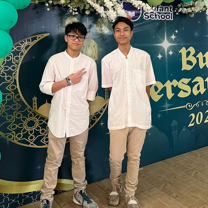 <p>Sabria juga membagikan foto anak pertamanya, Jamaica Fosteriano, yang berpose bareng sang adik. Putra sulung Sabria dan Rio ini juga ikut mendampingi Kale di acara sekolahnya. (Foto: Instagram @sabriakono)</p>