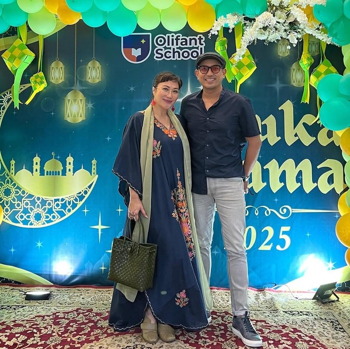 <p>Pasangan artis Rio Febrian dan Sabria Kono baru-baru ini membagikan momen spesial saat mendampingi putra bungsu mereka pesantren kilat di sekolahnya. Rio dan Sabria kompak datang untuk mendukung kegiatan putranya, Kalampati Sinarra Febrian atau akrab disapa Kale. (Foto: Instagram @sabriakono)</p>