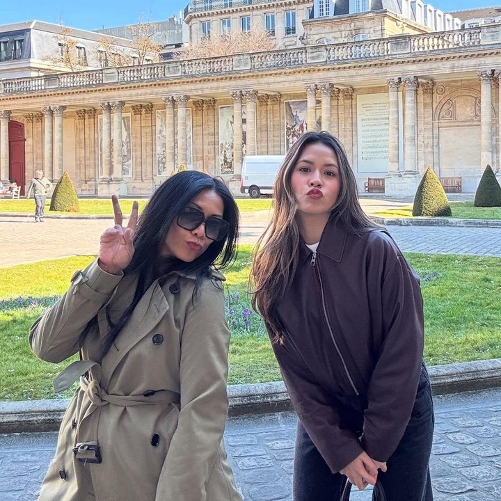 <p>Melalui <em>postingan </em>itu, dua penyanyi ini terlihat mengunjungi Le musée des Archives nationales. “Mademoiselle <em>@raisa6690</em> in Paris,” tulis Anggun, dikutip dari laman<em> Instagram@anggun_cipta,</em> Senin (24/3/2025). (Foto: Instagram@anggun_cipta)</p>