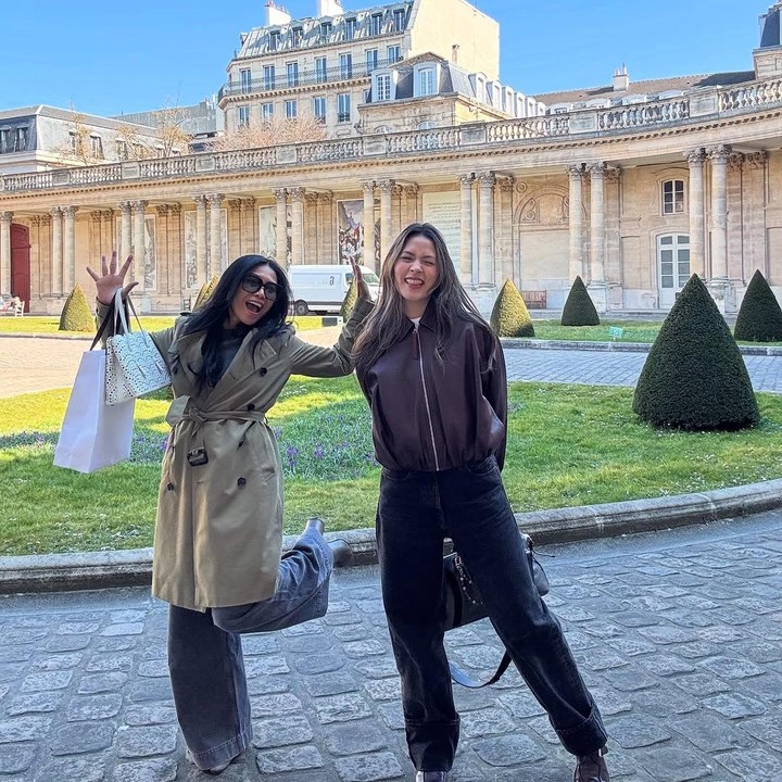 <p>Anggun beralih menjadi warga negara dan menetap di sana bersama sang suami dan putrinya yang kini telah beranjak remaja. Meski kini tinggal di negara berbeda, Anggun masih menjalin hubungan yang baik dengan para artis dan penyanyi Tanah Air. (Foto: Instagram@anggun_cipta)</p>
