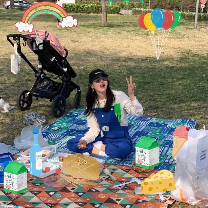 <p>Topi baseball juga cocok dikenakan saat kegiatan outdoor, seperti Son Ye Jin. Ia terlihat mengenakan topi baseball yang dipadu dengan overall berwarna biru saat piknik bersama keluarga. (Foto: Instagram @yejinhand)</p>