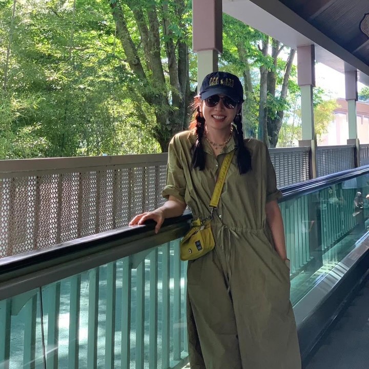 <p>Topi baseball tak hanya berfungsi untuk menghalau terik sinar matahari, tetapi juga menjadi bagian dari fashion. Contohnya, artis Korea Selatan, Son Ye Jin, yang memadukan topi baseball dengan jumpsuit berwana hijau. Terlihat stylish ya, Bunda. (Foto: Instagram @yejinhand)</p>