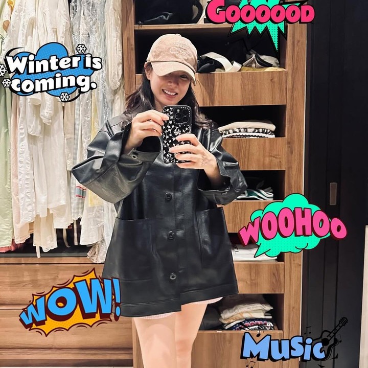 <p>Istri dari aktor Hyun Bin ini juga memadukan topi baseball cokelat dengan jaket kulit oversize dan celana pendek. (Foto: Instagram @yejinhand)</p>