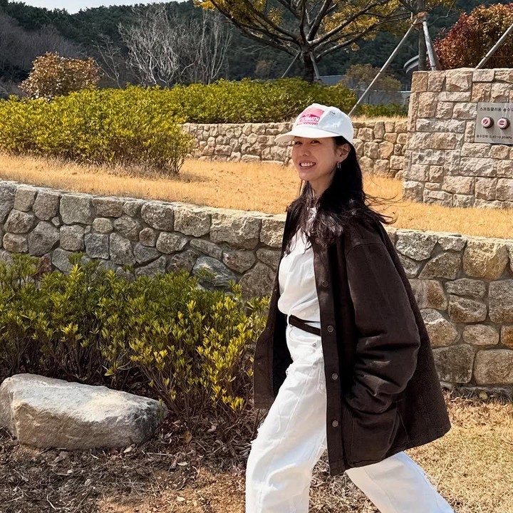 <p>Bunda satu anak ini juga terlihat seperti ABG dengan OOTD topi baseball putih, celana denim, dan atasan berwarna senada. Jaket oversize semakin melengkapi penampilannya yang menawan. (Foto: Instagram @yejinhand)</p>