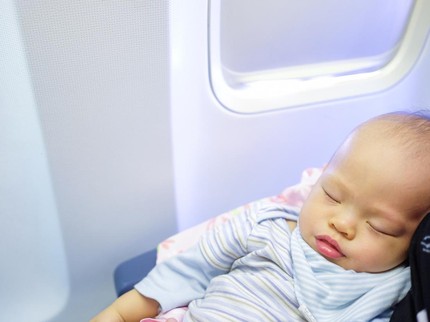 Usia Berapa Bayi Boleh Dibawa Naik Pesawat untuk Mudik?