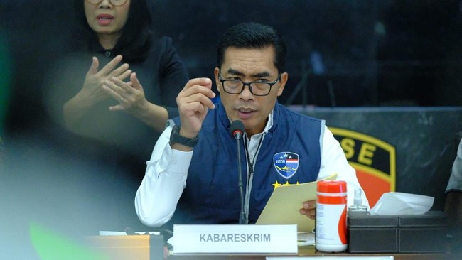 Bareskrim Polri menangkap dua WNA China pelaku penipuan online dengan SMS phishing. Kerugian mencapai Rp473 juta.