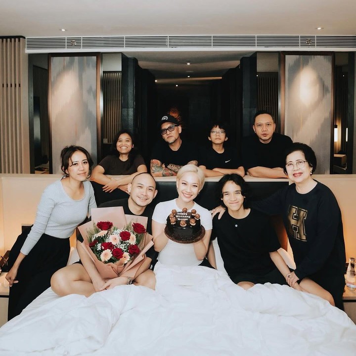 <p>Penyanyi Bunga Citra Lestari (BCL) baru saja merayakan ulang tahun ke-42 pada 22 Maret. Di hari spesialnya ini, BCL mendapat kejutan dari sahabat dan keluarganya, Bunda. (Foto: Instagram @itsmebcl)</p>